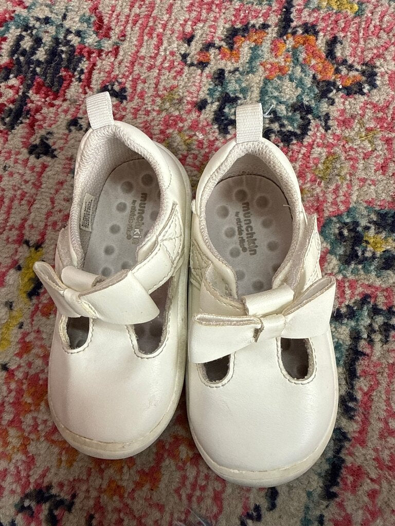 Munchkin White Infant Shoes with Bow