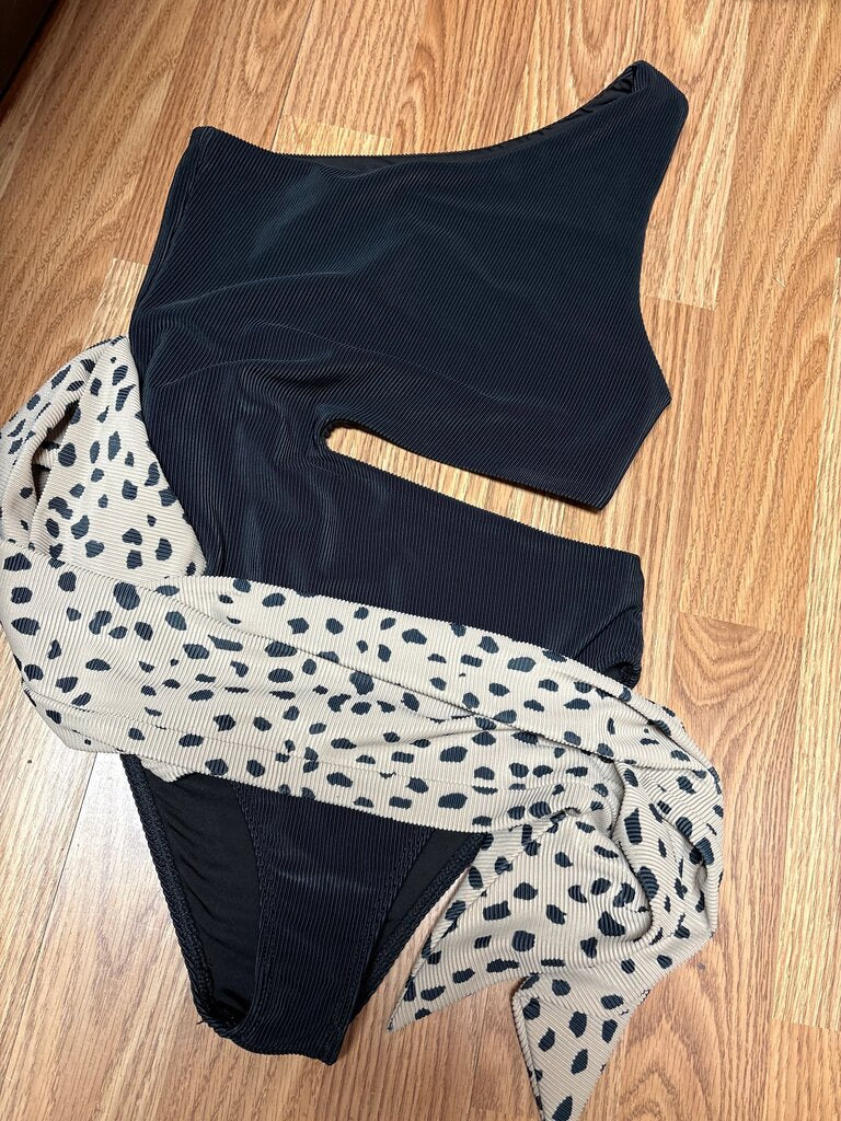 One-Shoulder Black Ribbed Swimsuit with Polka Dot Sash