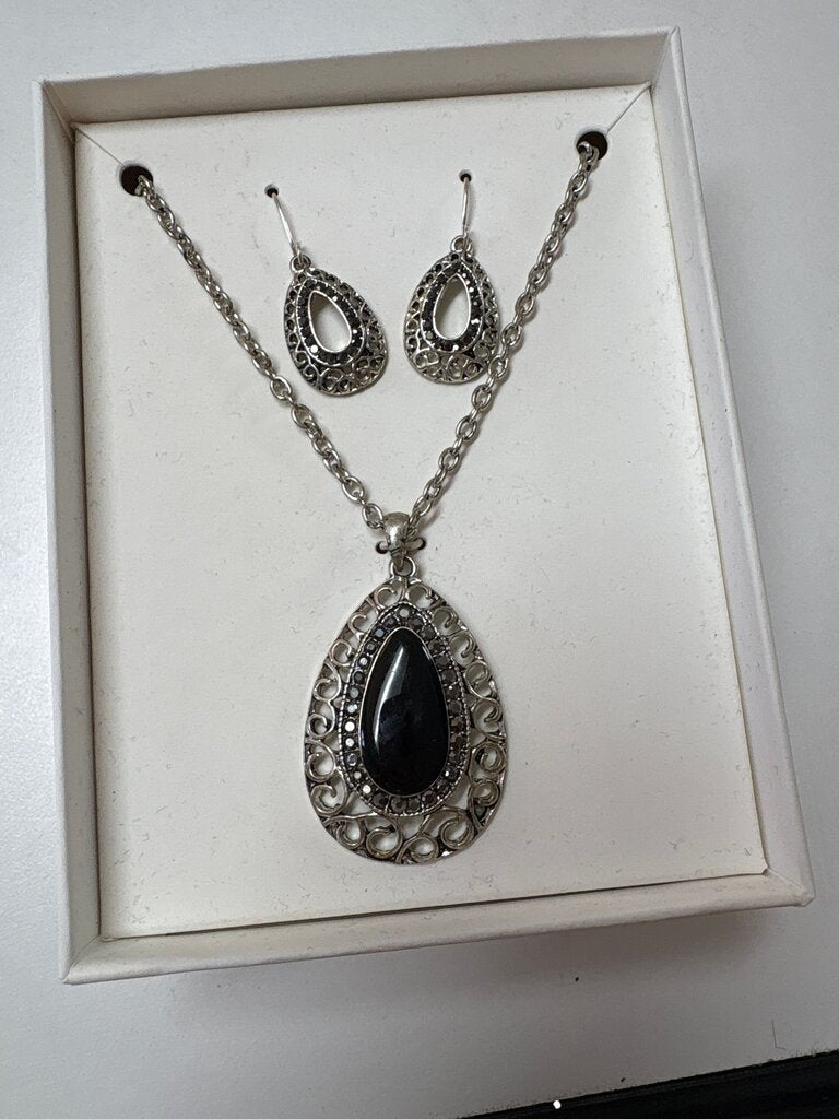 Elegant Silver and Black Pendant Necklace Set