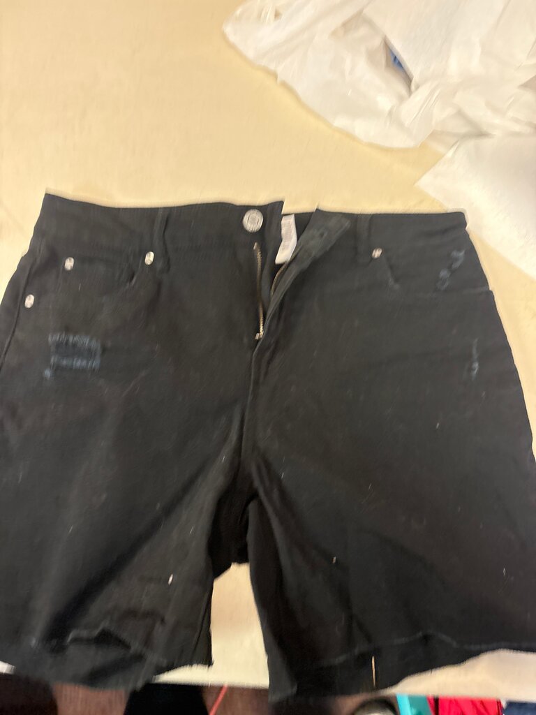 Time and Tru Women's Black Mid-Rise Shorts