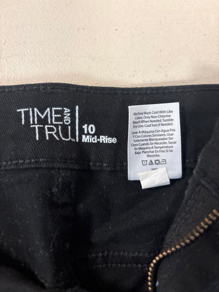 Time and Tru Women's Black Mid-Rise Shorts