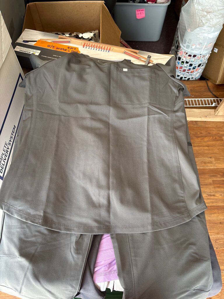 Scrub set