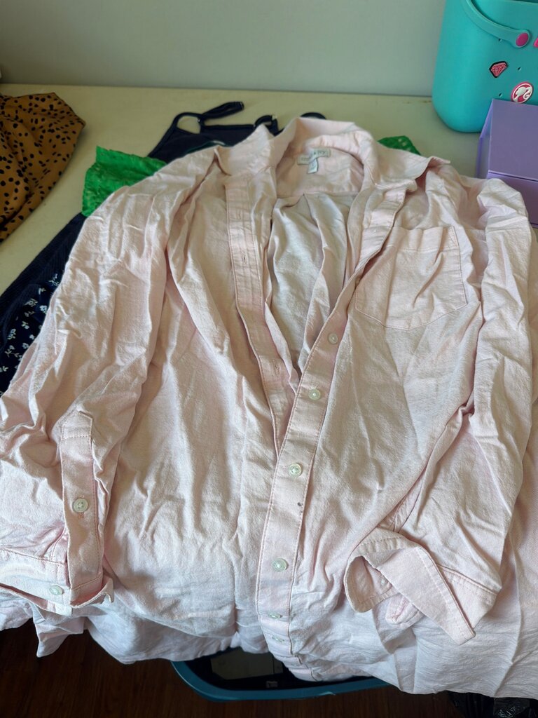 Crown & Ivy Women's Light Pink Button-Up Shirt