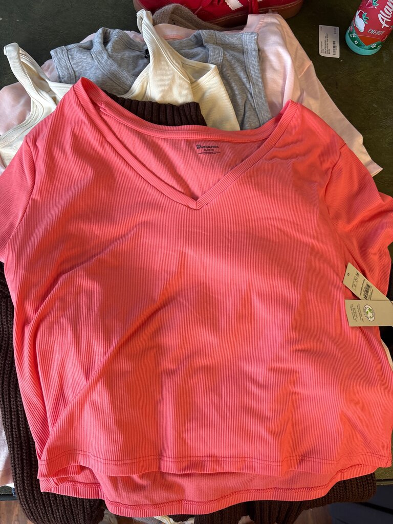 No Boundaries Women's Pink V-Neck Ribbed Top
