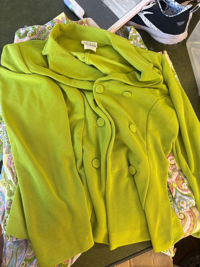 Moda Green Button-Up Jacket outfit
