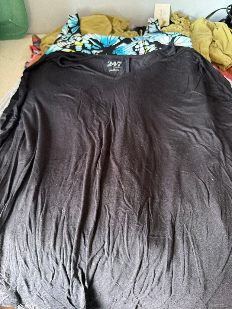 24/7 by Maurices Black V-Neck Top
