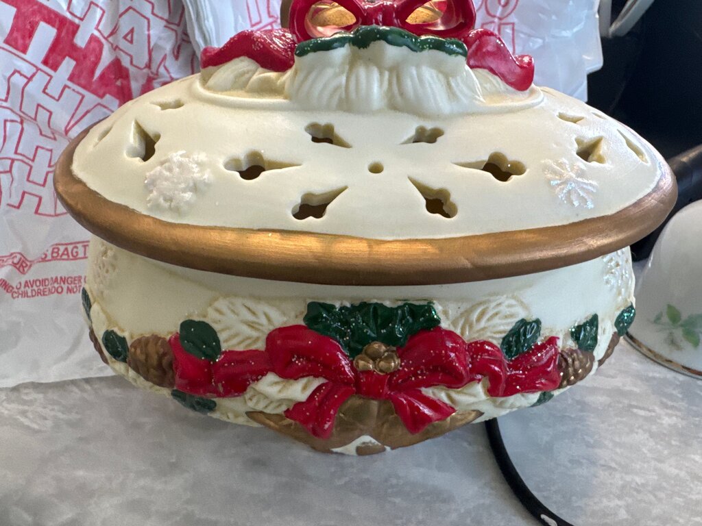 Holiday Themed Decorative Potpourri Warmer